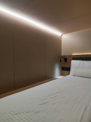 Laptop workspace, free WiFi - C2 PODS (Varanasi)