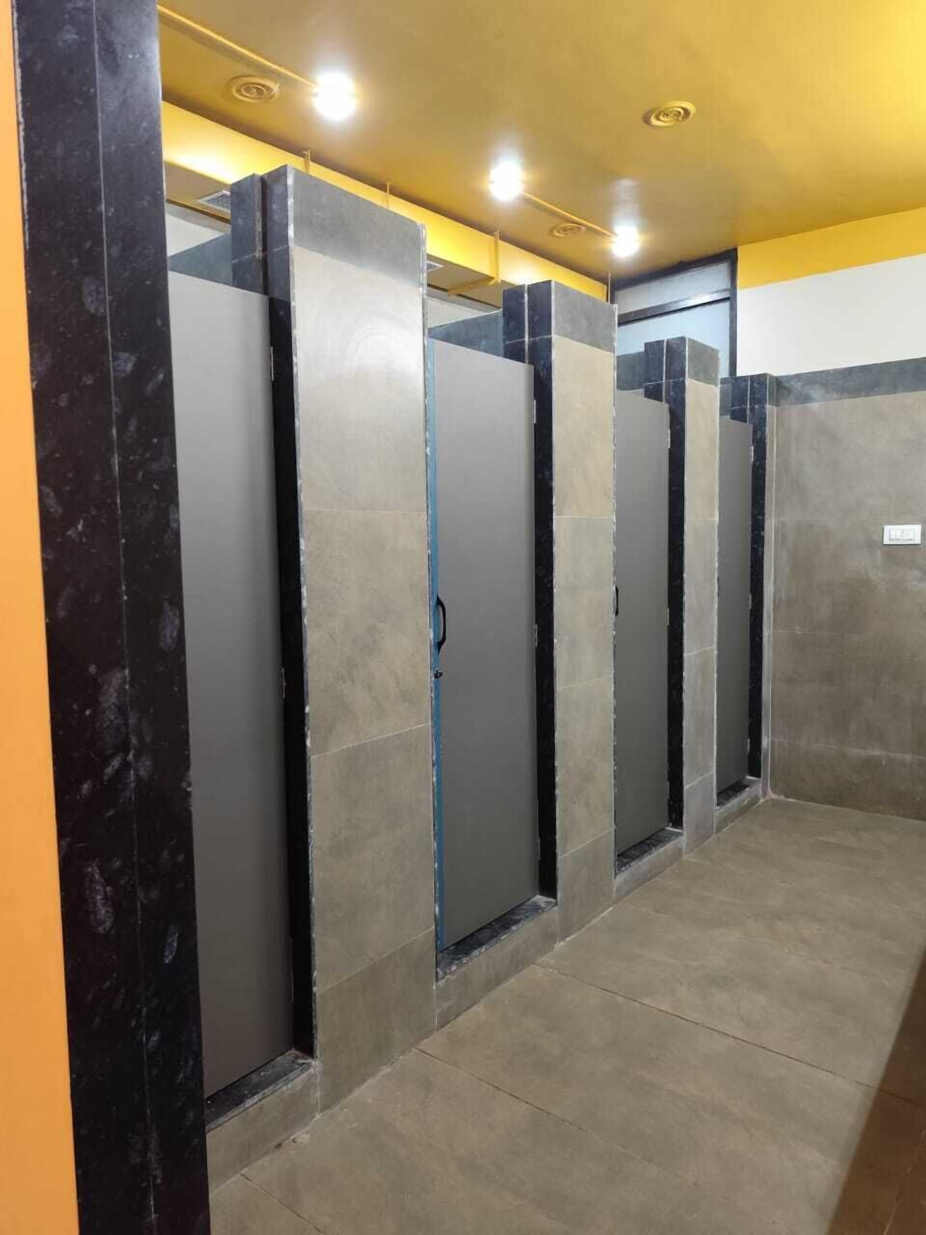 Eine Reihe moderner, geschlossener Toiletten mit klarem, minimalistischem Design und einer neutralen Farbgestaltung.
