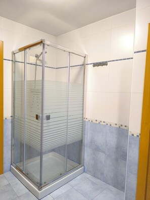 Secador de pelo, bidet, toallas, jabón