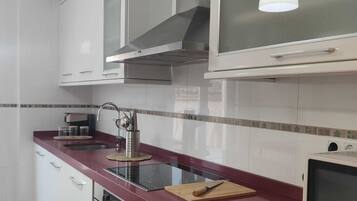 Kjøleskap, mikrobølgeovn, ovn og kokeplater