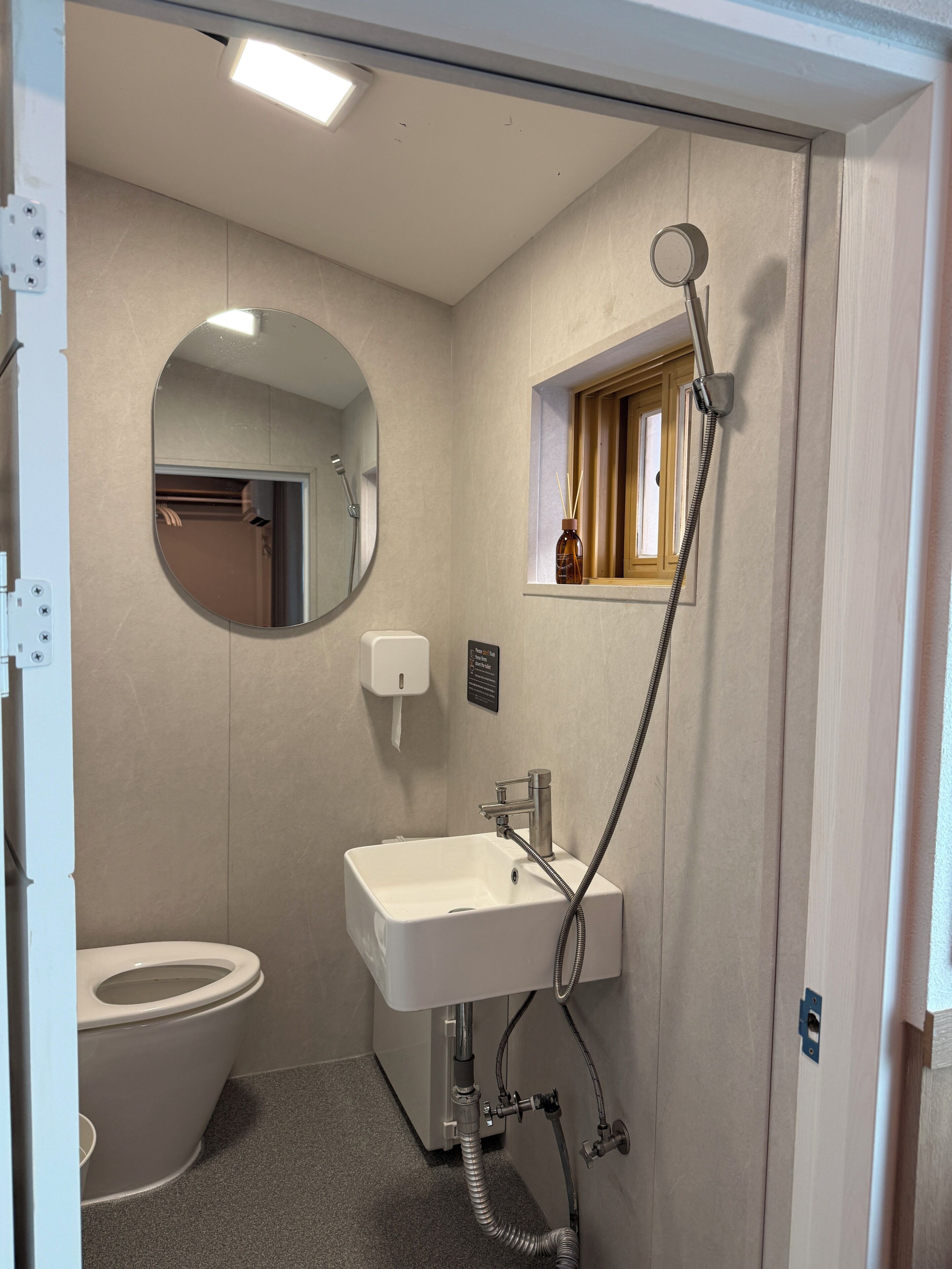 Basic Double Room (non-Korean nationals only) | 욕실 | 샤워 시설, 헤어드라이어, 슬리퍼, 타월