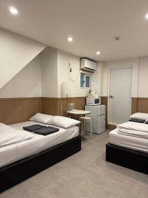 Basic Quadruple Room (non-Korean nationals only) | 노트북 작업 공간, 무료 WiFi