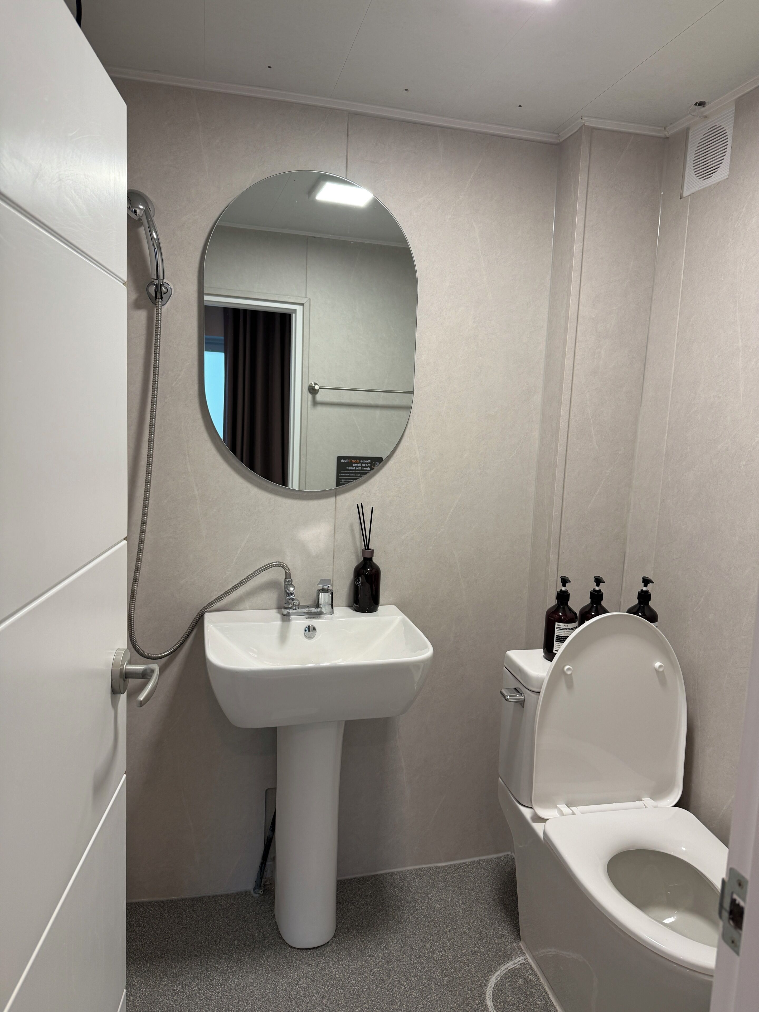 Basic Double Room (non-Korean nationals only) | ห้องน้ำ | ฝักบัว, ไดร์เป่าผม, รองเท้าสวมภายในห้อง, ผ้าเช็ดตัว