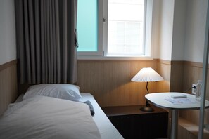 Basic Single Room (non-Korean nationals only) | Laptop workspace, free WiFi - Sounds Inn (Seoul)