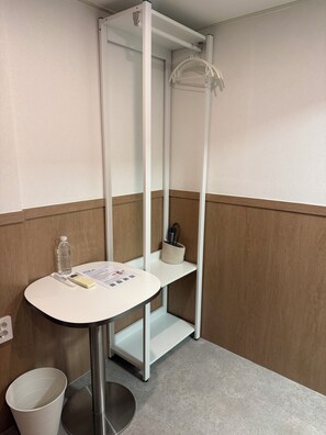 Laptop workspace, free WiFi - Sounds Inn (Seoul)