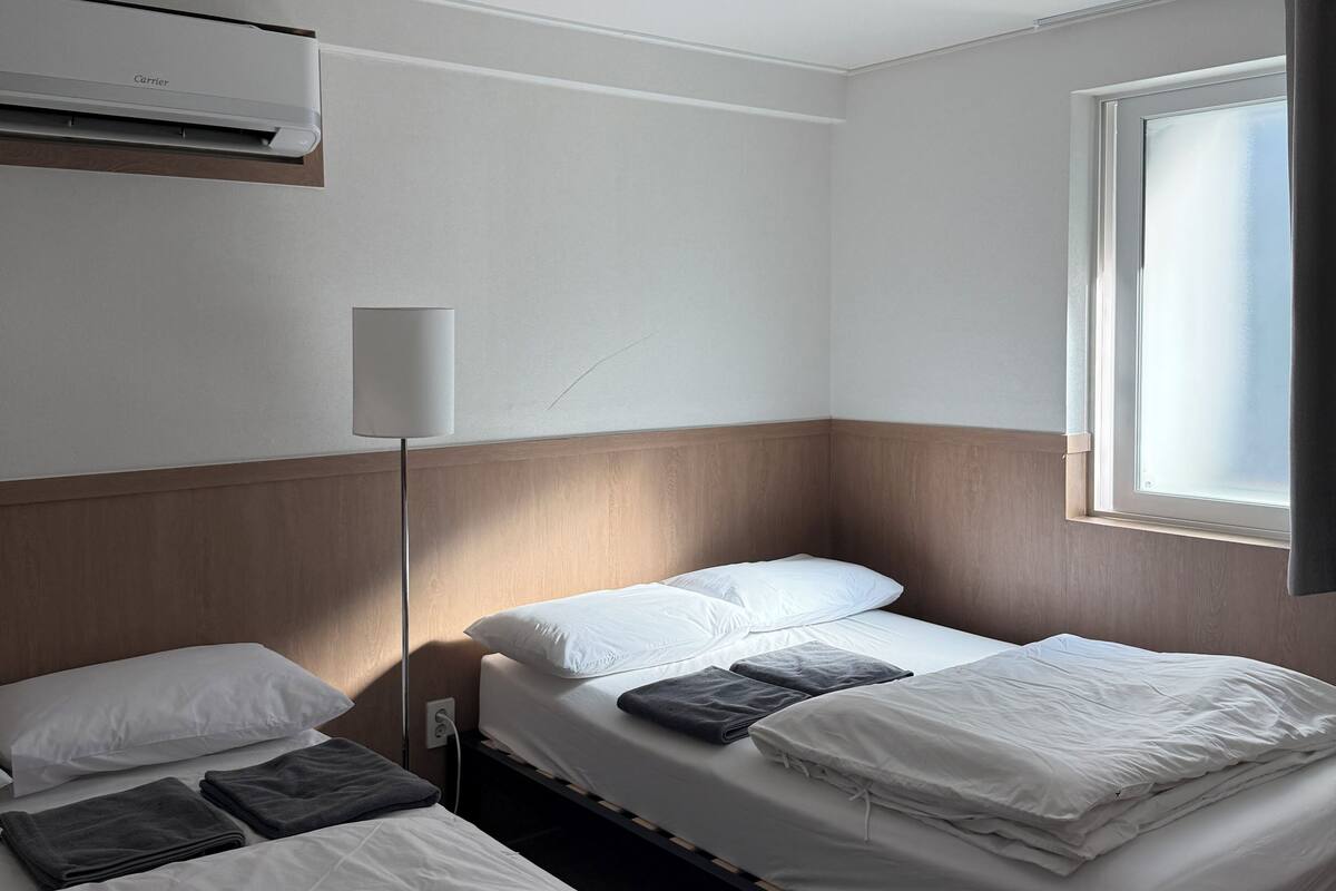 Basic Quadruple Room (non-Korean nationals only) | 筆電工作空間、免費無線上網