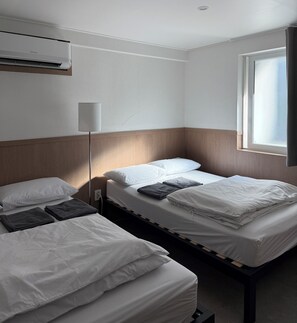 Basic Quadruple Room (non-Korean nationals only) | 노트북 작업 공간, 무료 WiFi