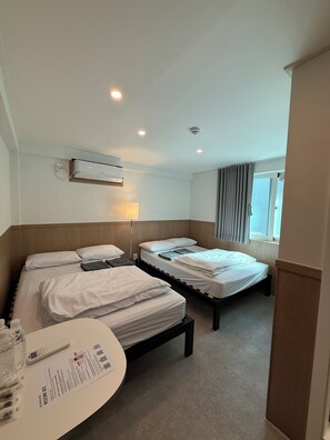 Basic Quadruple Room (non-Korean nationals only) | Laptop workspace, free WiFi - Sounds Inn (Seoul)