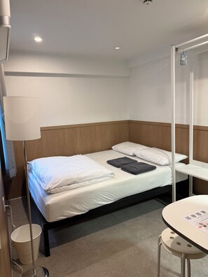 Basic Double Room (non-Korean nationals only) | 욕실 | 샤워 시설, 헤어드라이어, 슬리퍼, 타월