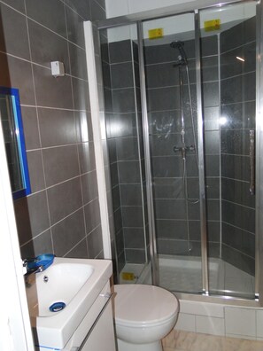 Shower, towels, toilet paper - Apartment Trocadero (Paris)