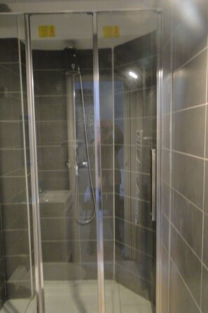 Shower, towels, toilet paper - Apartment Trocadero (Paris)