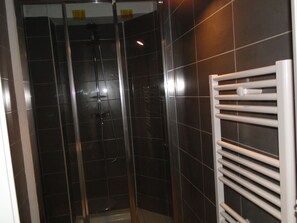 Shower, towels, toilet paper - Apartment Trocadero (Paris)