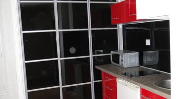 Een magnetron, een kookplaat