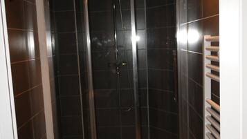 Een douche, handdoeken, toiletpapier