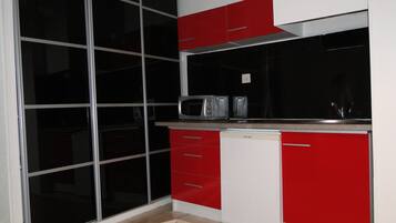 Een magnetron, een kookplaat