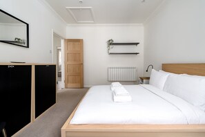 2 bedrooms, desk, iron/ironing board, Internet