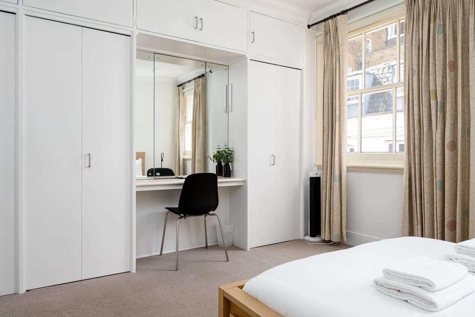 2 chambres, bureau, fer et planche à repasser, accès Internet