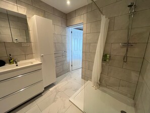 Shower, hair dryer, towels, toilet paper - Seaview Apartment in Charming Onchan - Sleeps 4, Fast WiFi (Onchan)
