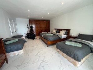 1 slaapkamer, een strijkplank/strijkijzer, wifi, beddengoed