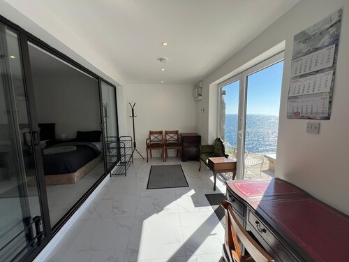 Seaview Apartment in Charming Onchan - Sleeps 4, Fast WiFi