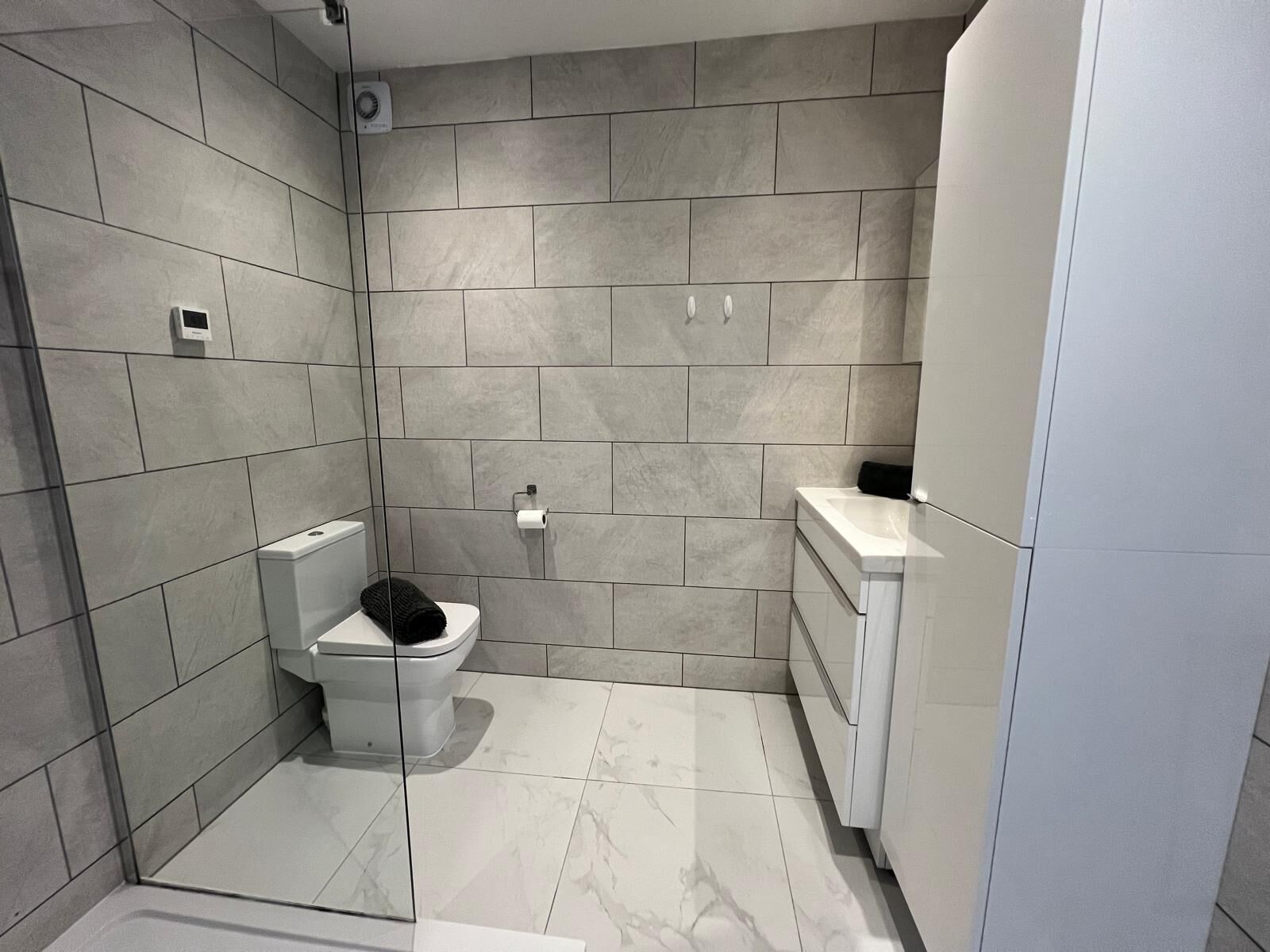 シャワー、ヘアドライヤー、タオル、トイレットペーパー