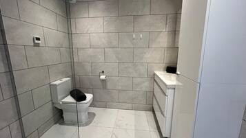 Douche, sĂšche-cheveux, serviettes fournies, papier toilette