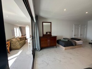 1 slaapkamer, een strijkplank/strijkijzer, wifi, beddengoed