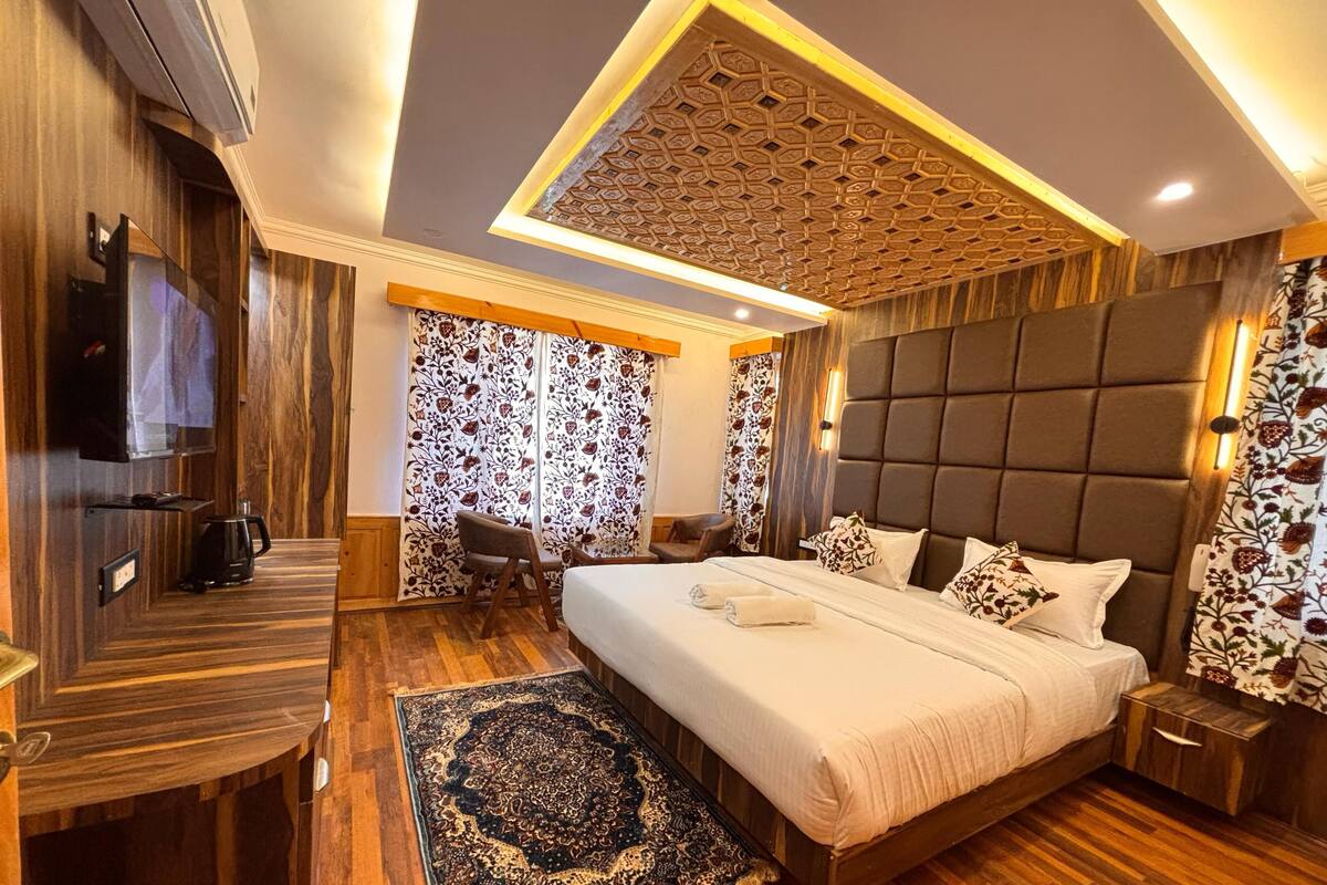 Deluxe Double Room, Mountain View | Peti besi dalam bilik, meja, kalis bunyi, seterika/papan seterika 