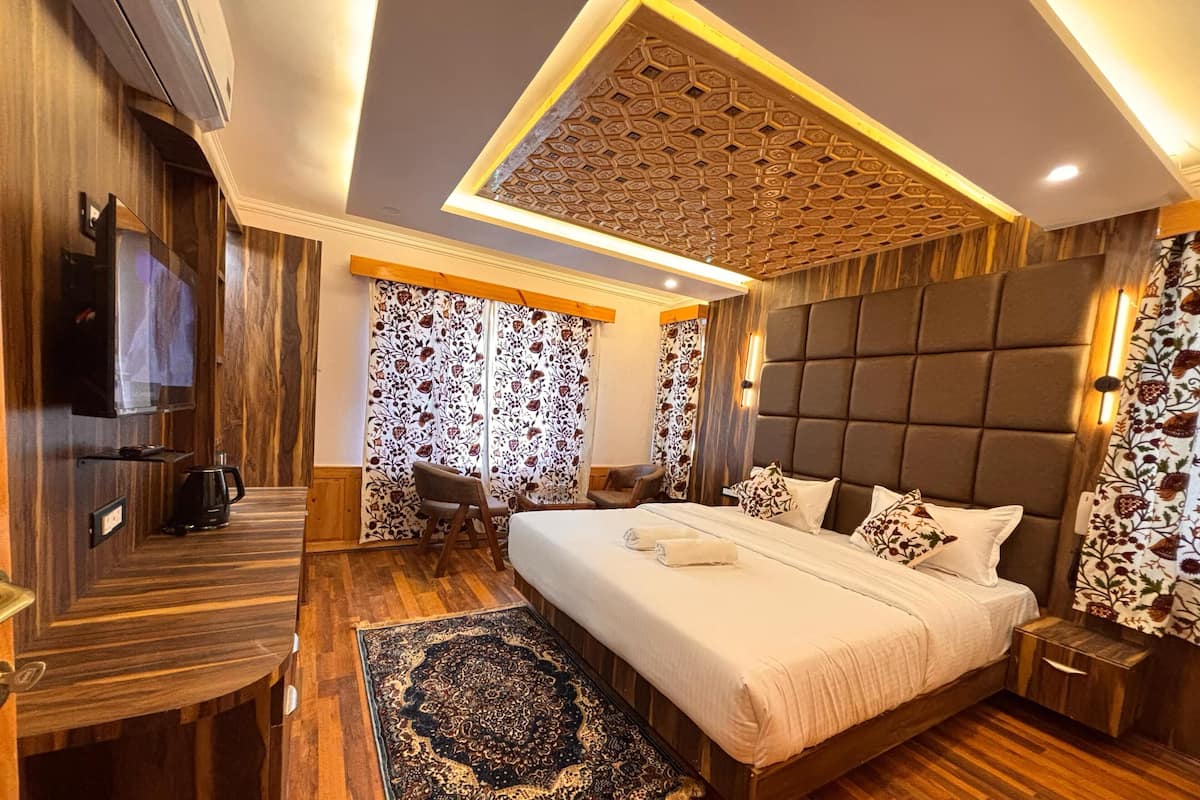 Deluxe Double Room, Mountain View | In-room safe, desk, soundproofing, iron/ironing board
