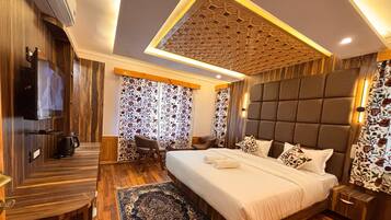 Deluxe Double Room, Mountain View | In-room safe, desk, soundproofing, iron/ironing board