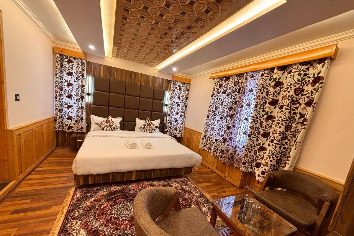 Comfort Double Room, Mountain View | Peti besi dalam bilik, meja, kalis bunyi, seterika/papan seterika 