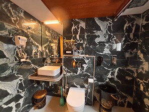 Deluxe Double Room, Mountain View | Bathroom | Combined shower/tub, free toiletries, hair dryer, slippers - Bombay Residency (Pahalgam)