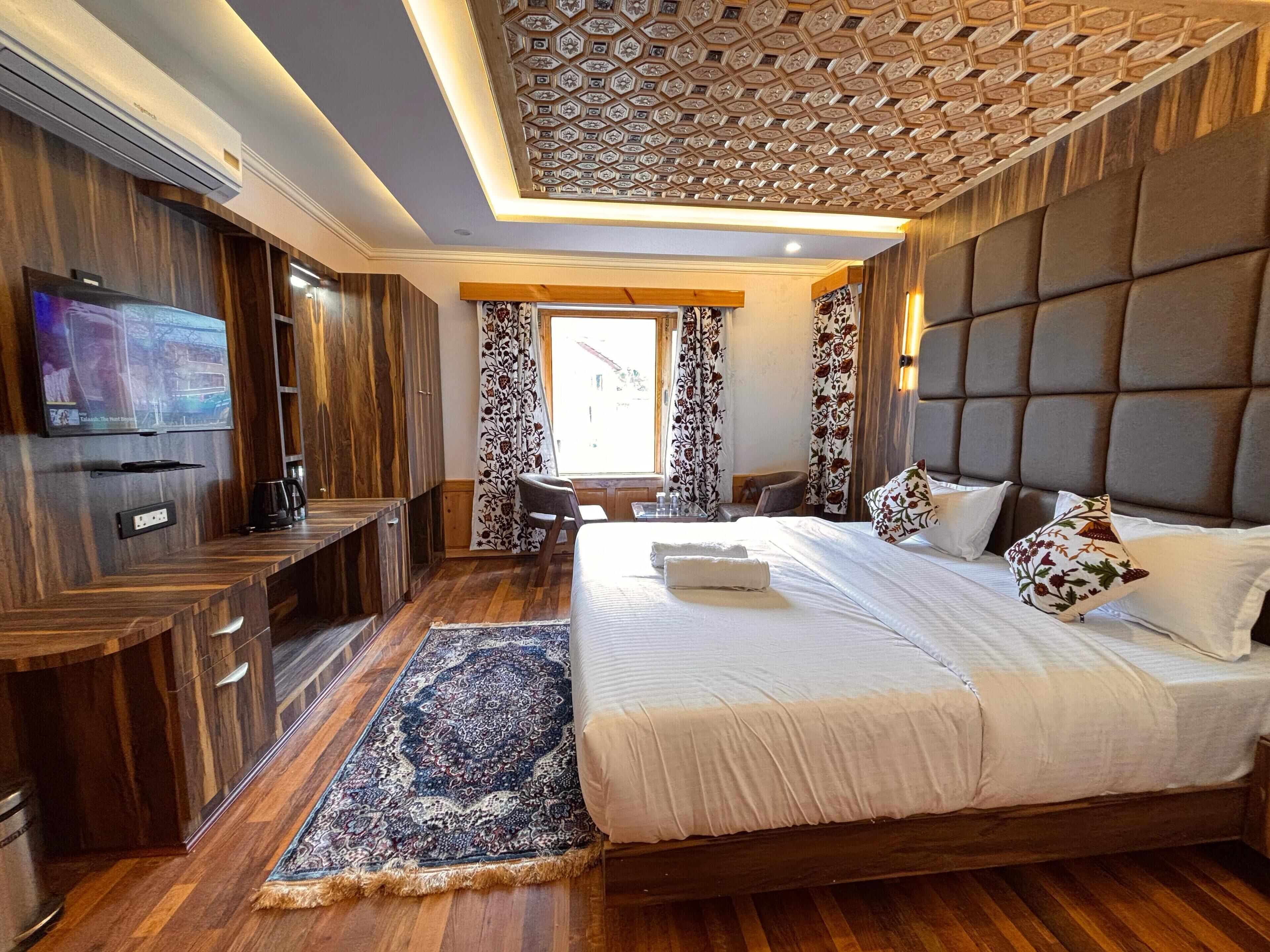 Deluxe Double Room, Mountain View | In-room safe, desk, soundproofing, iron/ironing board