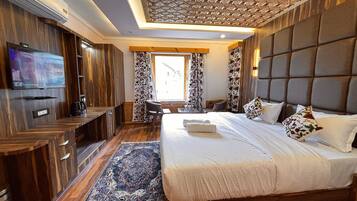 Deluxe Double Room, Mountain View | In-room safe, desk, soundproofing, iron/ironing board