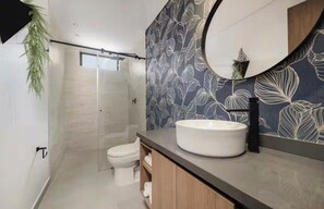 Douche, sèche-cheveux, serviettes fournies, papier toilette