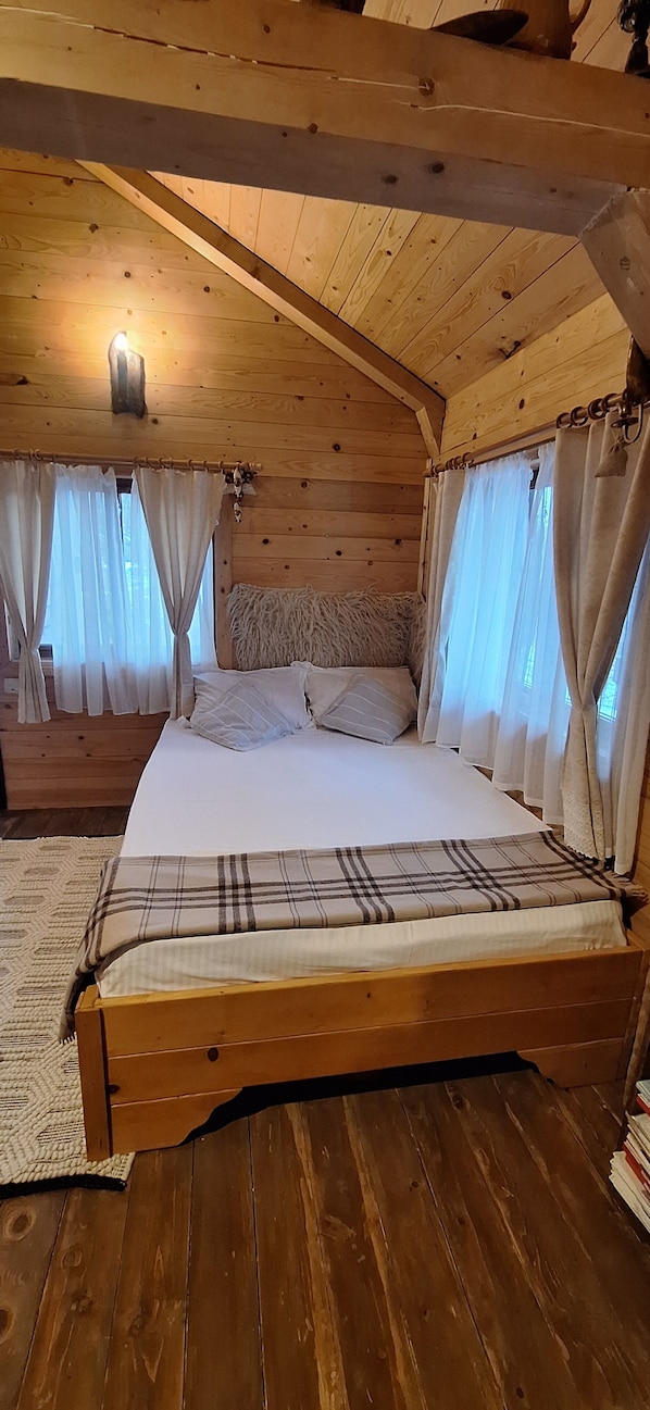 2 bedrooms, desk, WiFi, bed sheets