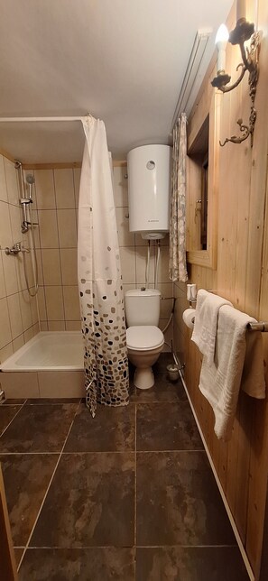 Douche, séchoir à cheveux, serviettes fournies, savon