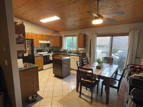 Perfect family house for EAA Air Venture in quiet neighborhood!