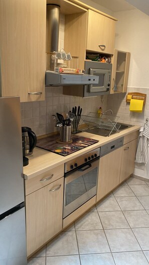 Réfrigérateur, micro-ondes, plaque de cuisson, lave-vaisselle