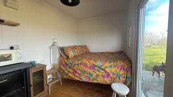 1 bedroom, bed sheets