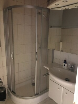 Haartrockner, Handtücher, Seife, Toilettenpapier