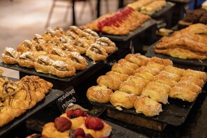 A variety of pastries displayed on trays. - Huinid Pioneros Aparts (San Carlos de Bariloche)