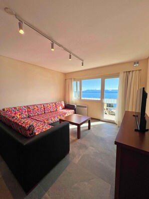 Apartamento superior, sacada, vista para o lago | Área de estar