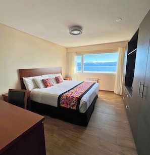 Apartamento superior, sacada, vista para o lago | Cofres nos quartos, espaço de trabalho para notebook, Wi-Fi de cortesia