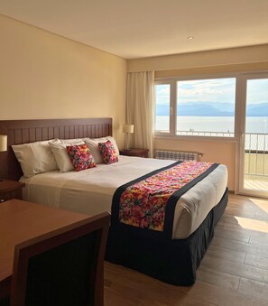 Estúdio superior, sacada, vista para o lago | Cofres nos quartos, espaço de trabalho para notebook, Wi-Fi de cortesia