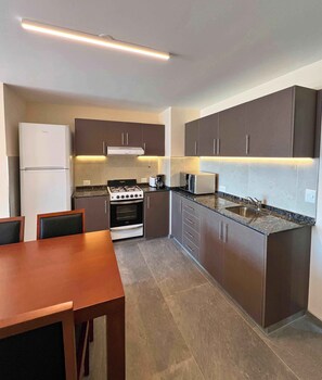 Superior-Apartment, Balkon, Seeblick | Eigene Küche