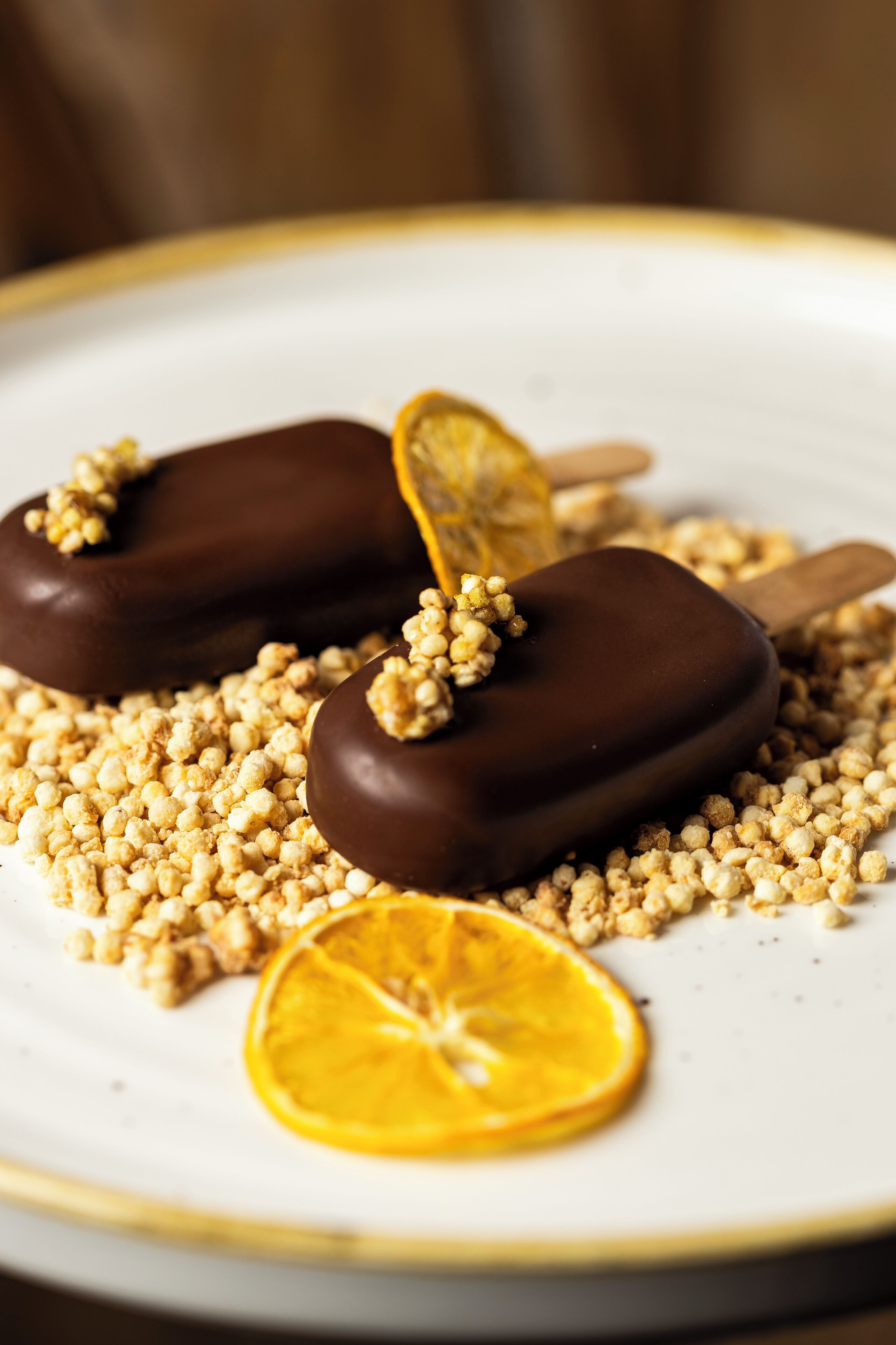 Eine Dessertplatte mit schokoladierten Leckereien und karamellisiertem Popcorn.