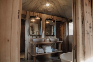 Separate bathtub and shower, deep-soaking bathtub, rainfall showerhead