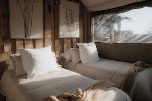 Suíte família, vista para o deserto | Lençóis italianos Frette, roupas de cama premium, edredons de pluma