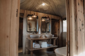 Suite Exécutive, vue sur le désert | Salle de bain | Baignoire et douche séparées, baignoire relaxante profonde